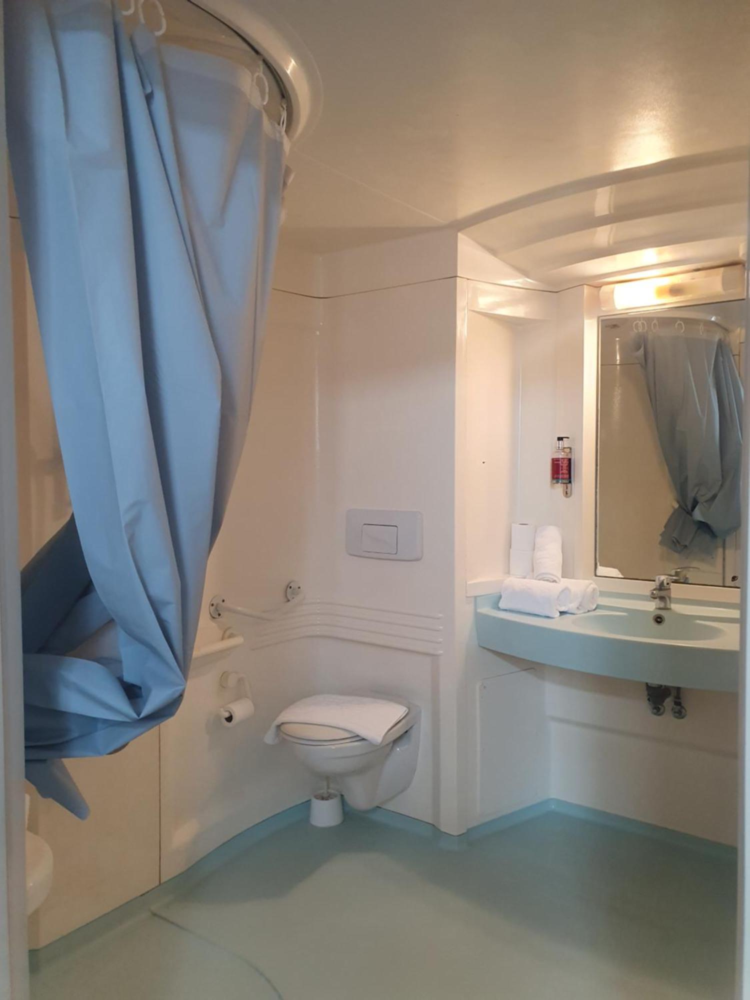 Hotel Du Musee De L'Eau ปงต์-อ็อง-รัวย็องส์ ภายนอก รูปภาพ