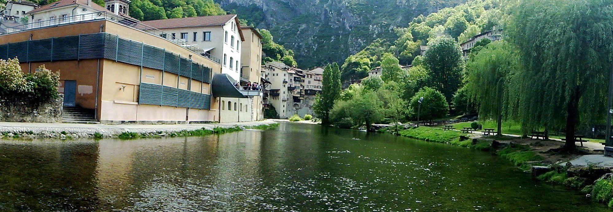 Hotel Du Musee De L'Eau ปงต์-อ็อง-รัวย็องส์ ภายนอก รูปภาพ